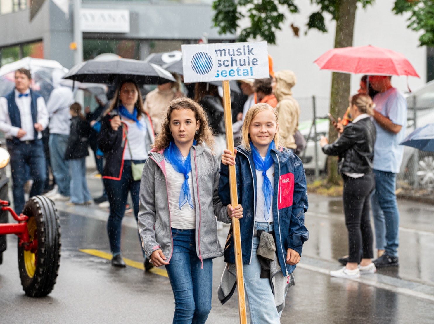 20240622 JuFe Seengen Umzug SchilTrägerinnen